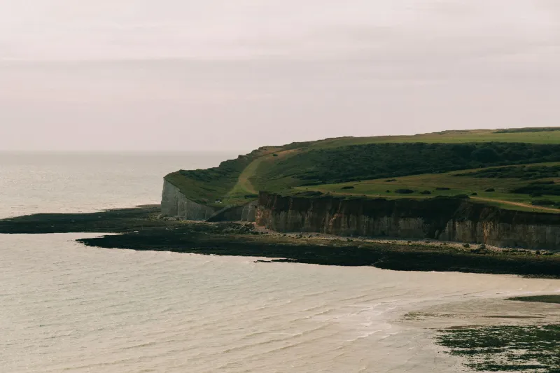 Salt Air and Storytelling: The Coastal Reading Revolution Sweeping Britain's Shores